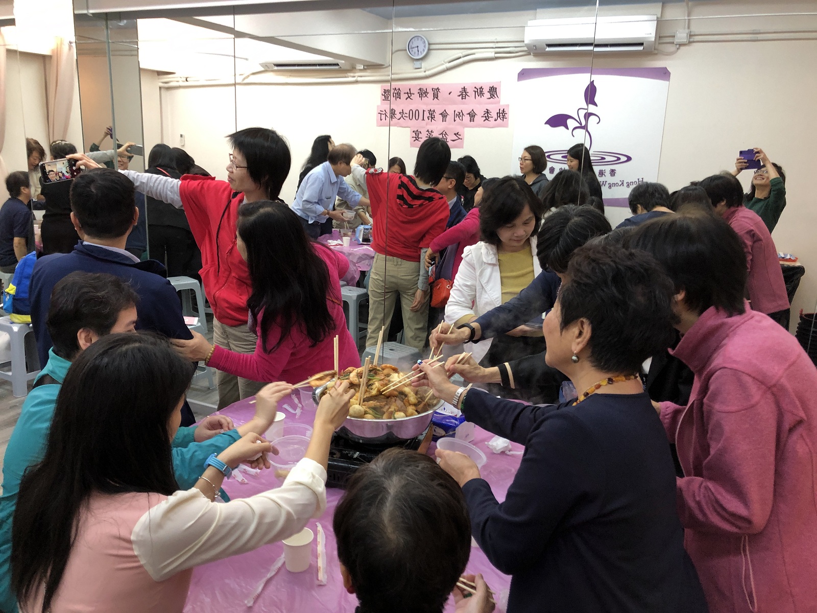 3月3日_「慶新春、賀婦女節暨執委會例會第100次舉行」之盆菜宴.JPG 3月3日_「慶新春、賀婦女節暨執委會例會第100次舉行」之盆菜宴.JPG